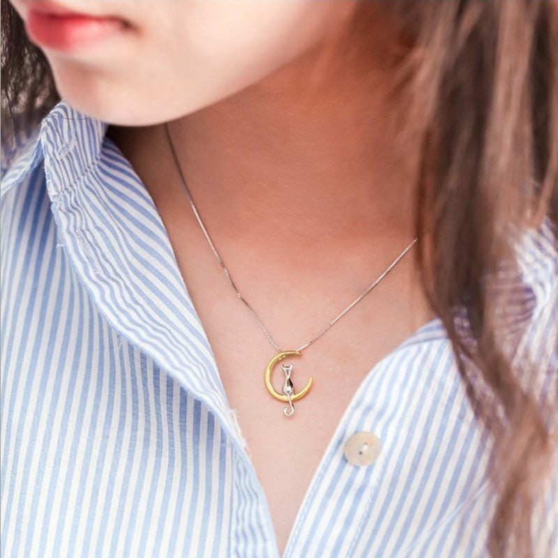 Collier élégant avec une lune croissante et un chat