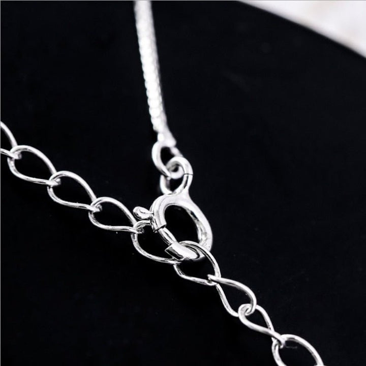 Collier élégant avec une lune croissante et un chat