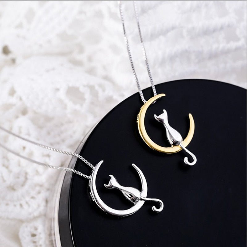 Collier élégant avec une lune croissante et un chat