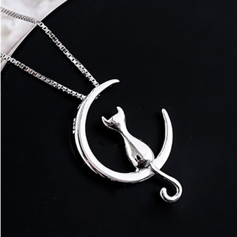 Collier élégant avec une lune croissante et un chat