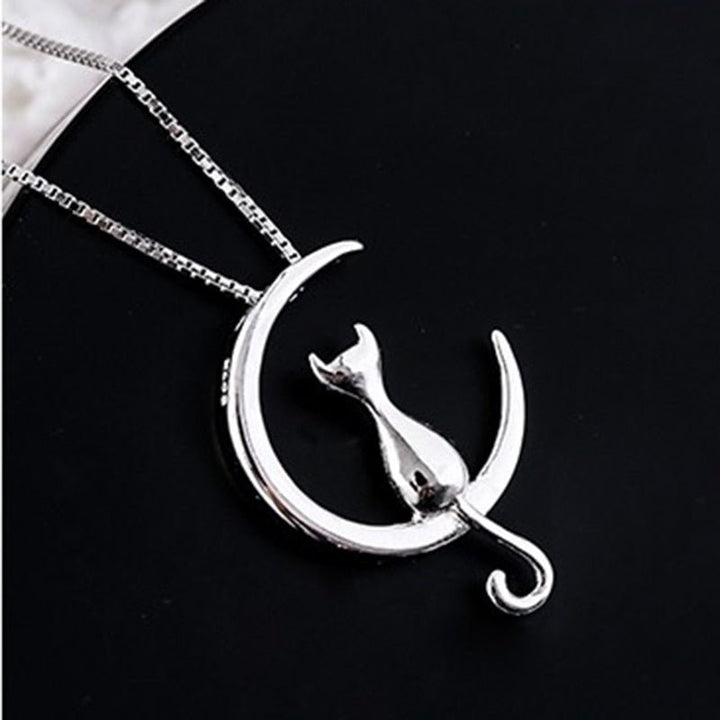 Collier élégant avec une lune croissante et un chat