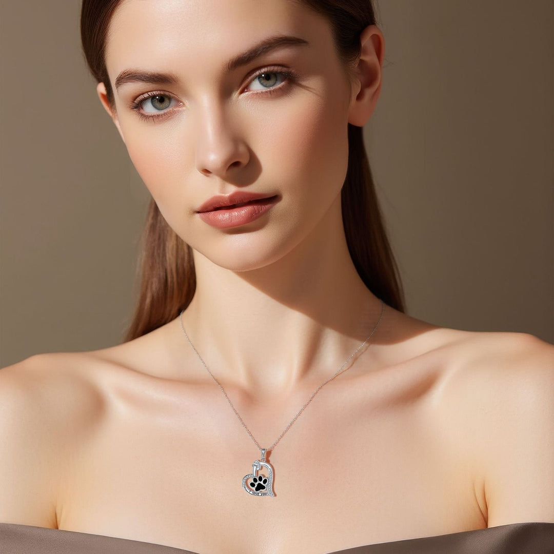 Collier avec empreinte de patte de chien en forme de cœur avec des zirconiums