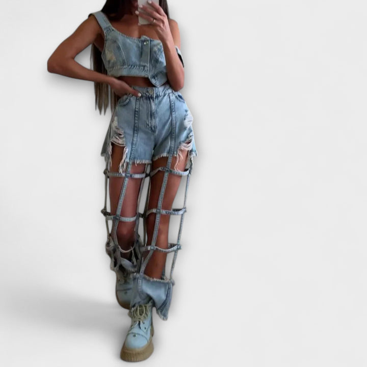 Gaia - Haut court en denim bleu clair stylé avec des détails sur les bretelles et un ensemble de shorts déchirés