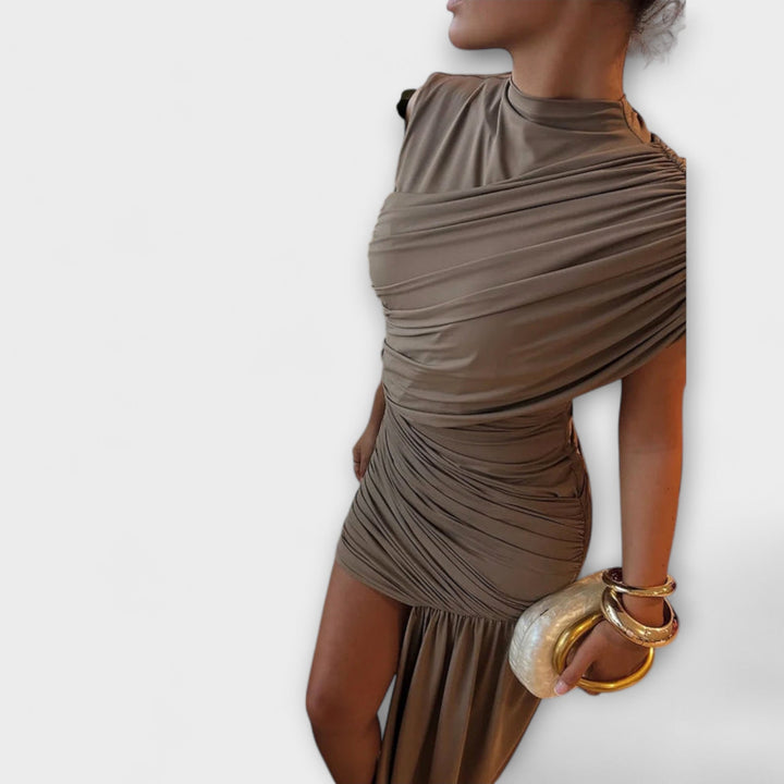 Lila - Robe stylée et ajustée avec encolure ronde et plis