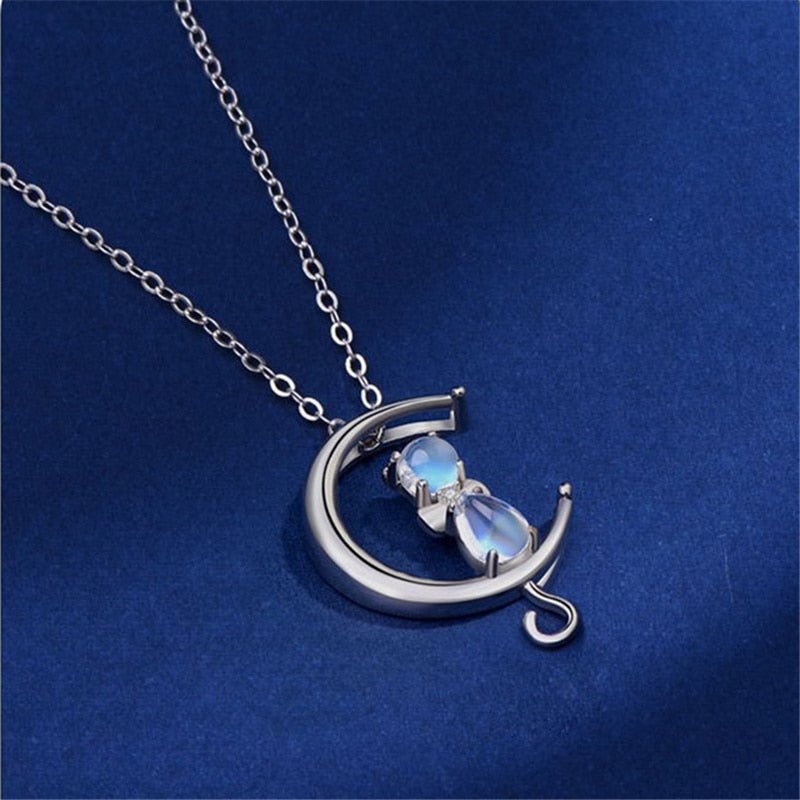 Collier en pierre de lune en forme de croissant de lune et de chat