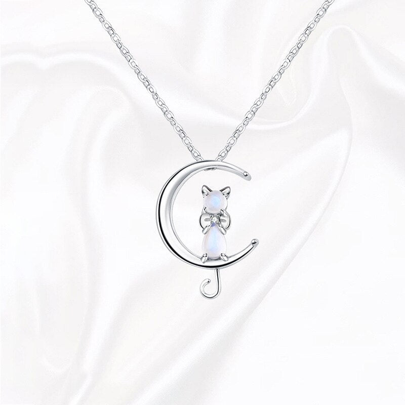 Collier en pierre de lune en forme de croissant de lune et de chat